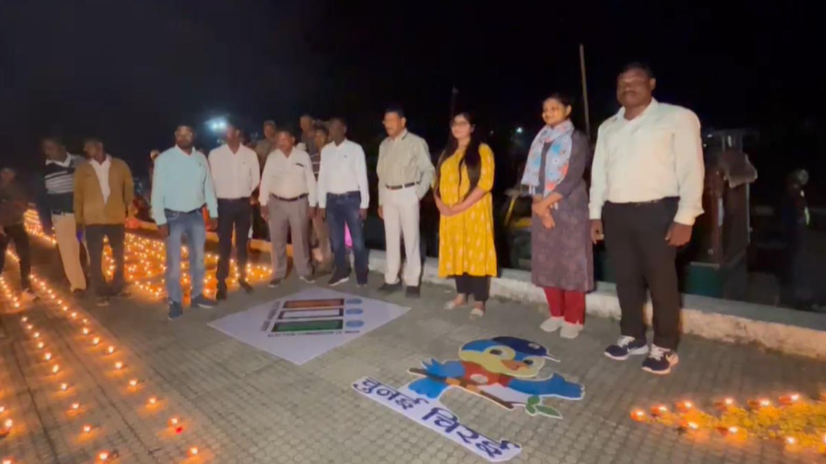 मतदाता जागरूकता की रोशनी से जगमगा उठा तातापानी परिसर, दीपावली की पूर्व संध्या पर कलेक्टर एक्का ने किया दीप प्रज्ज्वलित