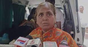 वाराणसी में बेटे को न्याय दिलाने के लिए एंबुलेंस से पुलिस कमिश्नर ऑफिस पहुंची मां, मचा हड़कंप