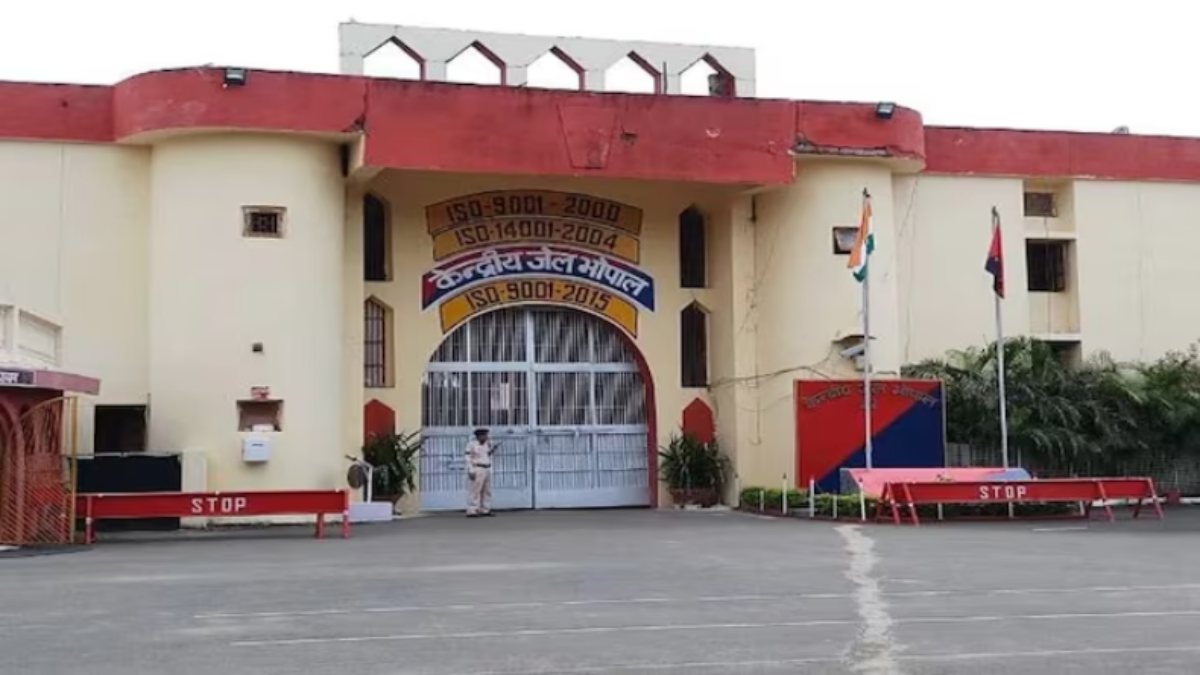 MP सेंट्रल जेल के 2 कैदियों पर बनेगी मूवी: डायरेक्टर अन्नू कपूर ने अधिकारियों से की मुलाकात, दोनों की कहानी ऐसी कि गिरफ्तार करने वाले अफसरों को भी नहीं हुआ था यकीन