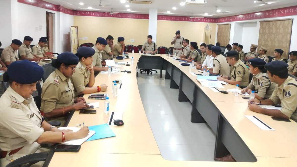 चुनाव को लेकर एसएसपी प्रशांत अग्रवाल ने पुलिस अधिकारियों की ली बैठक, कानून व्यवस्था और आचार संहिता के पालन कराने दिये आवश्यक निर्देश