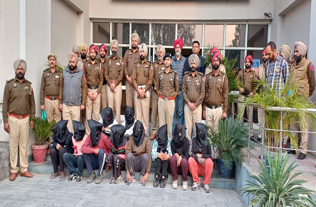9 आरोपी 2 पिस्तौलों, 3 मैगजीनों, 11 जिंदा रौंद, 2 मोटरसाइकिल, 1 स्कूटर और 2 मोबाइल फोन सहित काबू