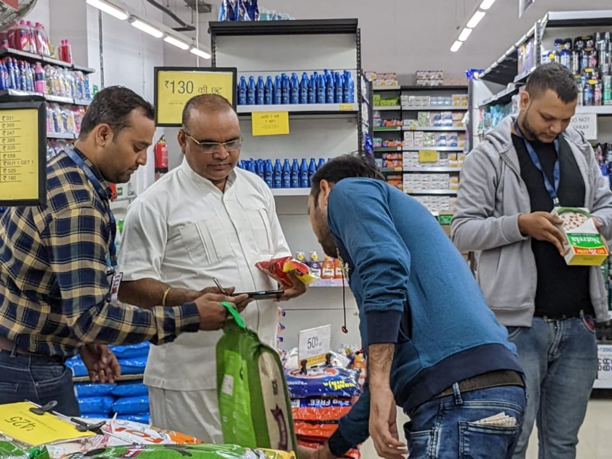कानपुर में हलाल टैग उत्पाद को लेकर कई प्रतिष्ठानों में छापेमारी, नहीं मिले सर्टिफिकेट युक्त उत्पाद