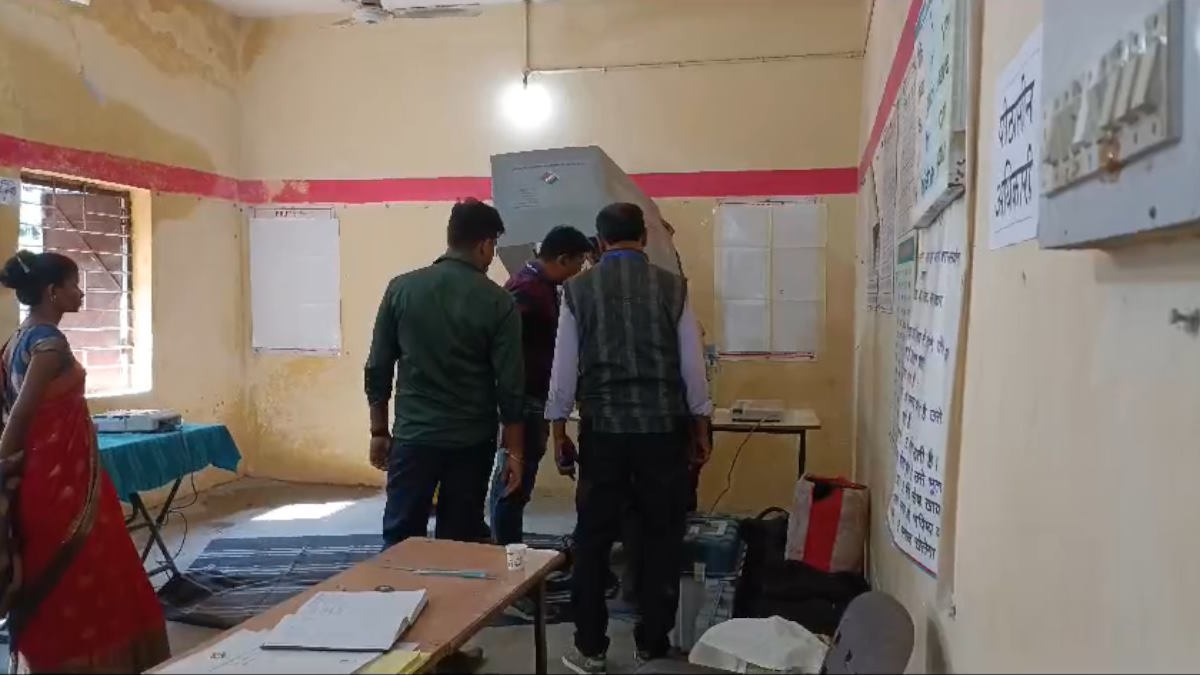 BREAKING : ईवीएम में आई खराबी से मतदान रुका, डेढ़ घंटे से कतार में लगे मतदाता हो रहे परेशान…