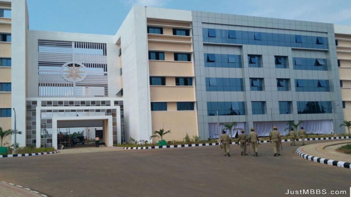 बालासोर के फकीर मोहन मेडिकल कॉलेज में फर्जी डॉक्टर लिख रहे दवाइयां, पुलिस हिरासत में महिला