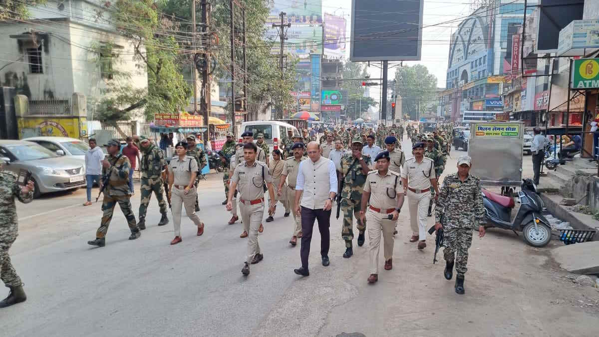 विधानसभा चुनाव की तैयारी, कानून-व्यवस्था पर भरोसा बरकरार रखने रायपुर पुलिस ने निकाला फ्लैग मार्च