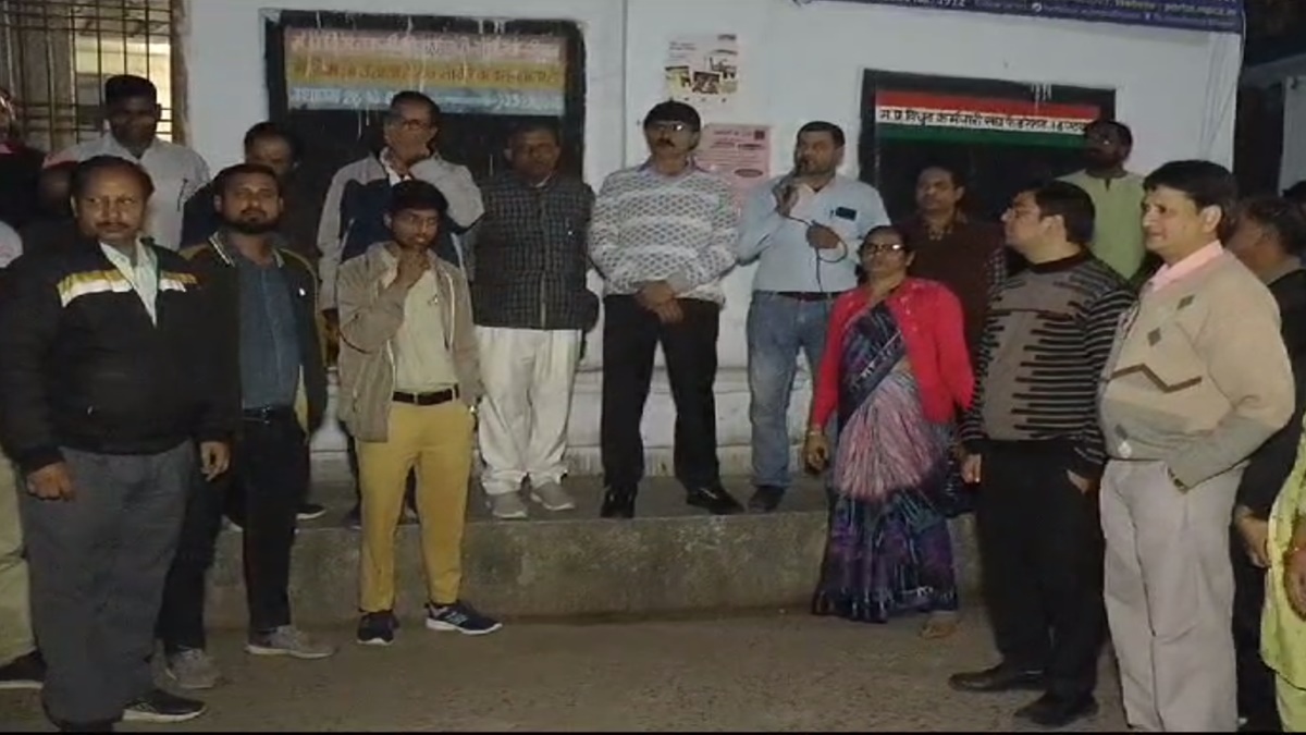 नगर निगम और बिजली विभाग का विवाद बढ़ा: सैकड़ों विद्युत् कर्मियों ने दिया धरना, निगम कमिश्नर पर कार्रवाई करने की चुनाव आयोग से की मांग