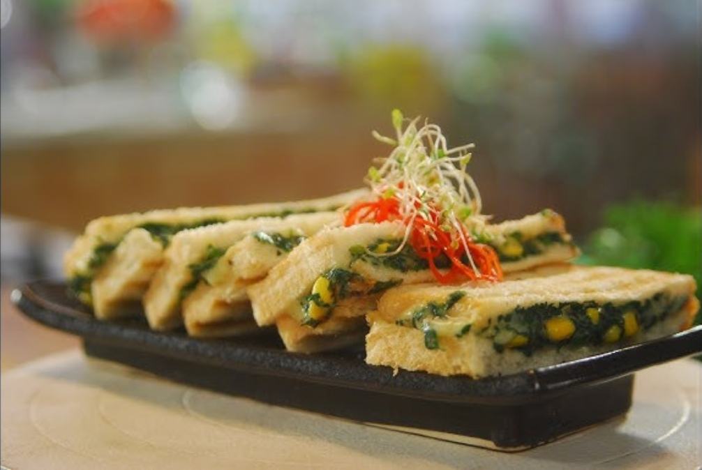 Palak Corn Toast recipe in Hindi: आपने कभी ट्राय किया है पालक-कॉर्न टोस्ट?