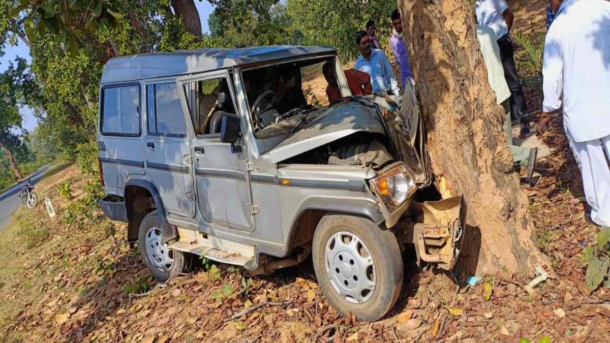 CG ACCIDENT BREAKING : पेड़ से टकराई तेज रफ्तार बोलेरो, 8 लोग घायल, 1 की मौत
