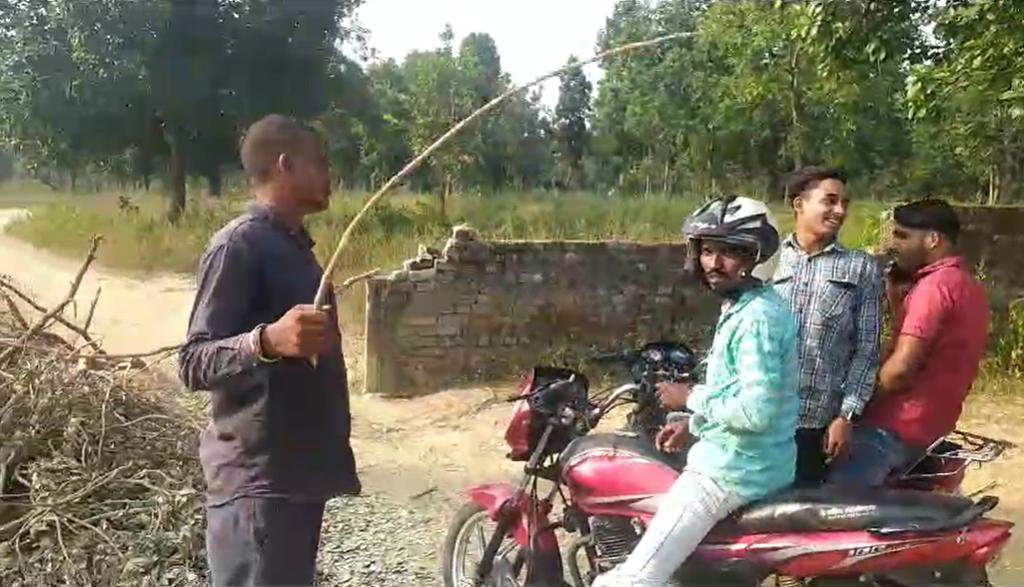 अजब-गजब MP: खेत जाने के रास्ते पर चेक पोस्ट बना कर गुंडा टैक्स की वसूली, वीडियो वायरल