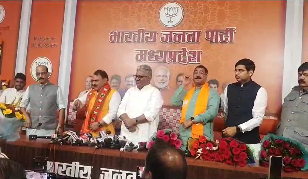 MP में दलबदल जारीः परिवहन विभाग के पूर्व अधिकारी जगदीश मीणा ने ली बीजेपी की सदस्यता, ग्वालियर में बृजेंद्र तिवारी थामेंगे कांग्रेस का हाथ