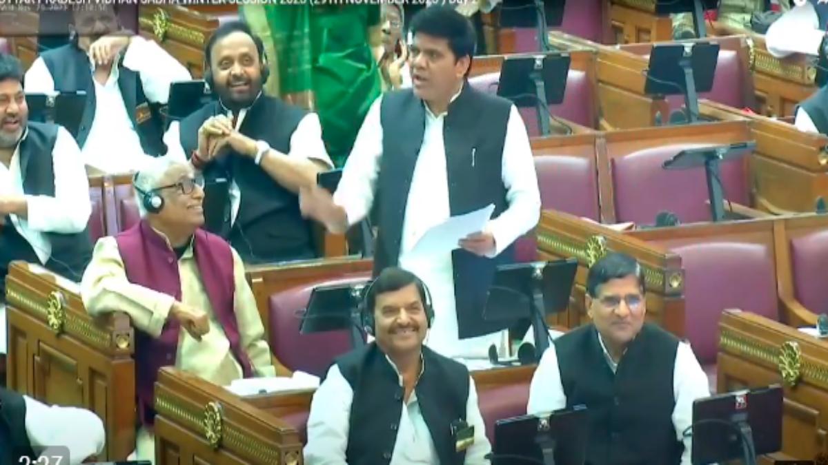 UP Assembly Session : सत्र के दूसरे दिन भी काले कपड़े पहनकर पहुंचे सपा विधायक, जताया विरोध