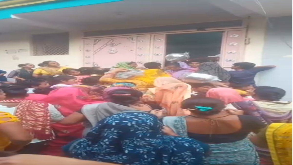 MP के मुरैना में चुनाव आचार संहिता का उल्लंघनः महिलाओं को बर्तन बांटने का वीडियो वायरल