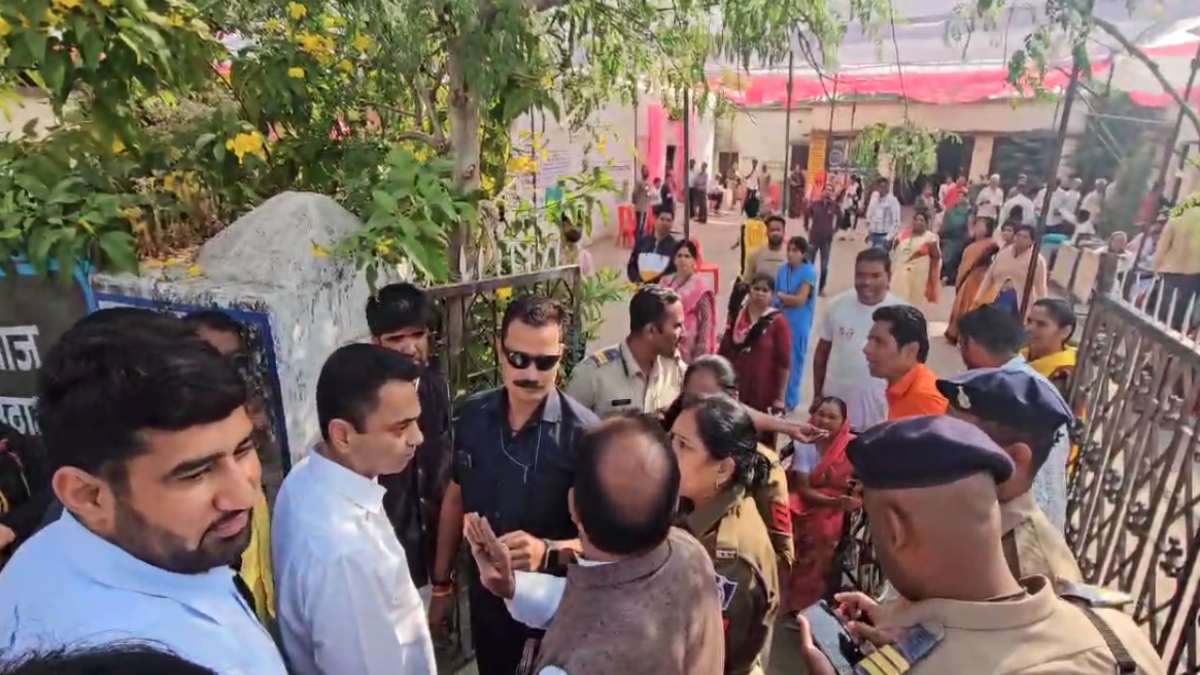 Madhya Pradesh Election Voting: BJP पार्षद ने सांसद नकुलनाथ को मतदान केंद्र में जाने से रोका, बिना विरोध किए लौट आए वापस