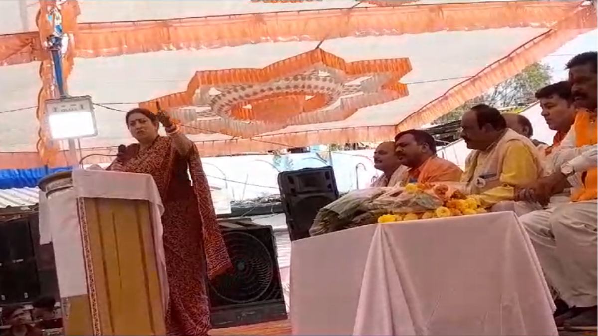 भगवान राम के अस्तित्व को नकारने वाले आज मंदिर मंदिर घूम रहेः स्मृति ईरानी बोलीं- राम लक्ष्मण और हनुमान का दे रहे उदाहरण