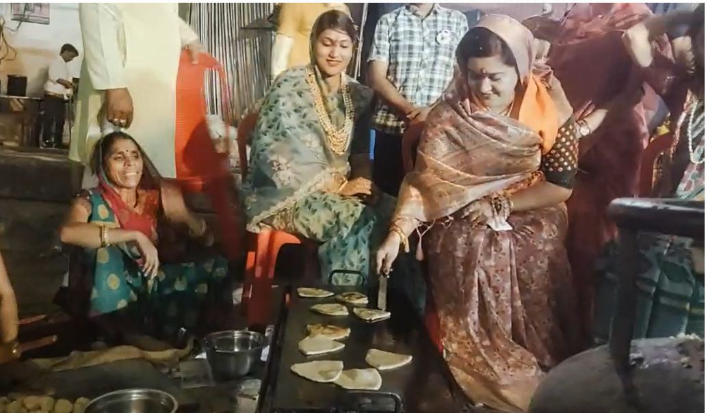 चुनाव के अजब-गजब रंगः बीजेपी प्रत्याशी के बहू का चुनाव कार्यालय में पराठे सेंकते वीडियो वायरल, कांग्रेस का तंज- हारने के बाद विजयवर्गीय भी यही काम करेंगे