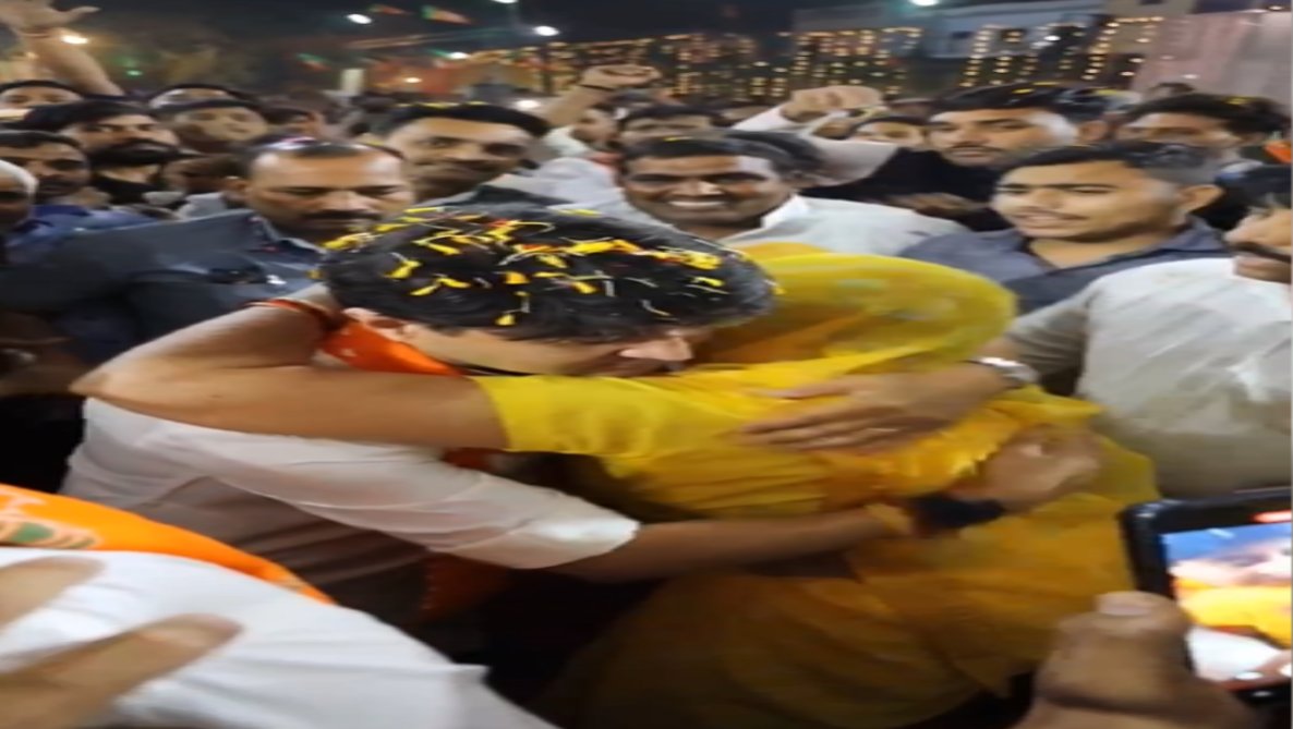 पीली साड़ी वाली महिला को केंद्रीय मंत्री सिंधिया ने लगाया गलेः वीडियो वायरल