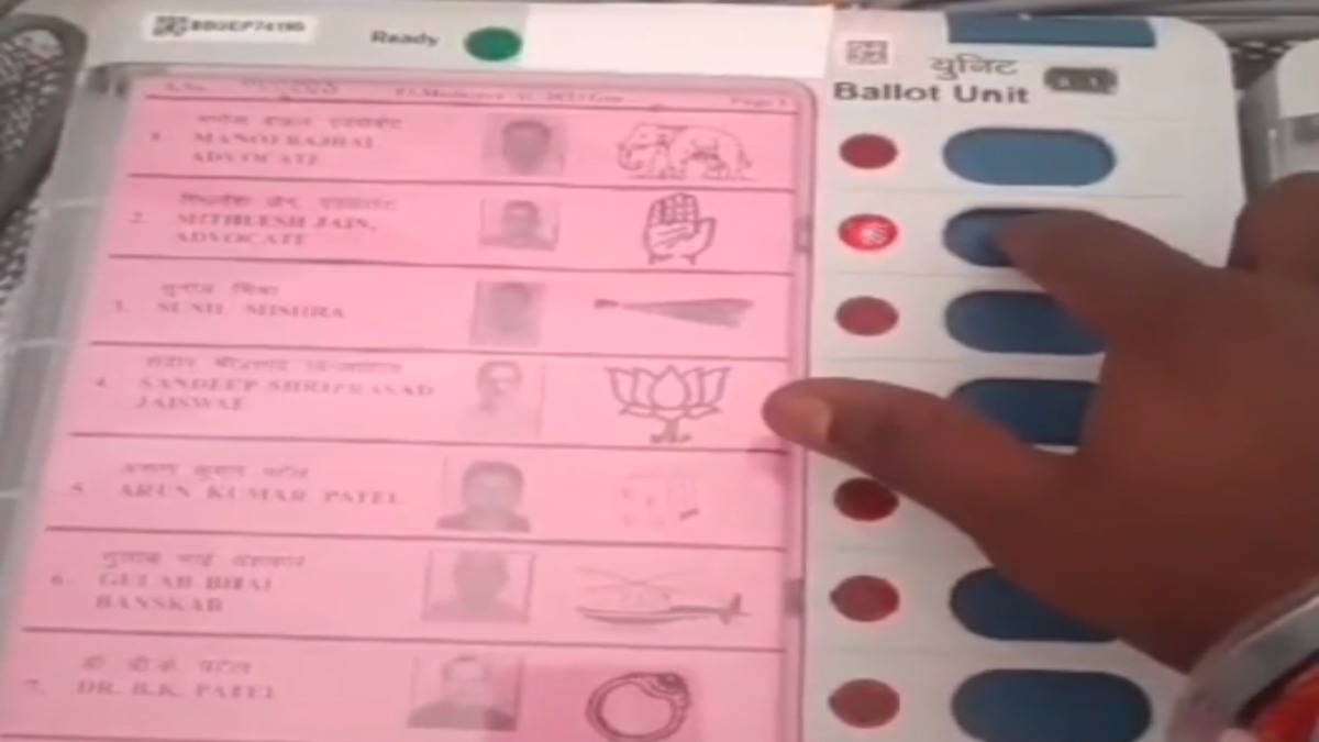 MP Election Voting: मतदान केंद्रों पर गोपनीयता हो रही भंग, EVM बटन दबाते कई Videos हो रहे वायरल