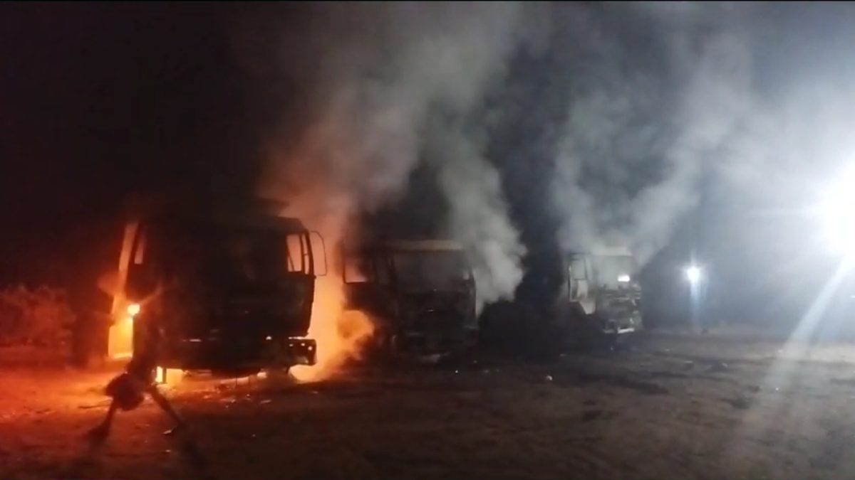 CG BREAKING : नक्सलियों ने मचाया तांडव, 14 वाहनों को किया आग के हवाले, डामर प्लांट को किया स्वाहा