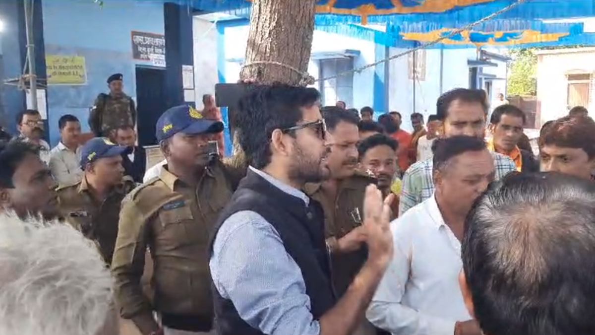 Madhya Pradesh Election Voting: ग्रामीणों ने पीठासीन अधिकारी पर लगाया गंभीर आरोप, कहा- बार-बार कांग्रेस प्रत्याशी का ले रहे थे नाम