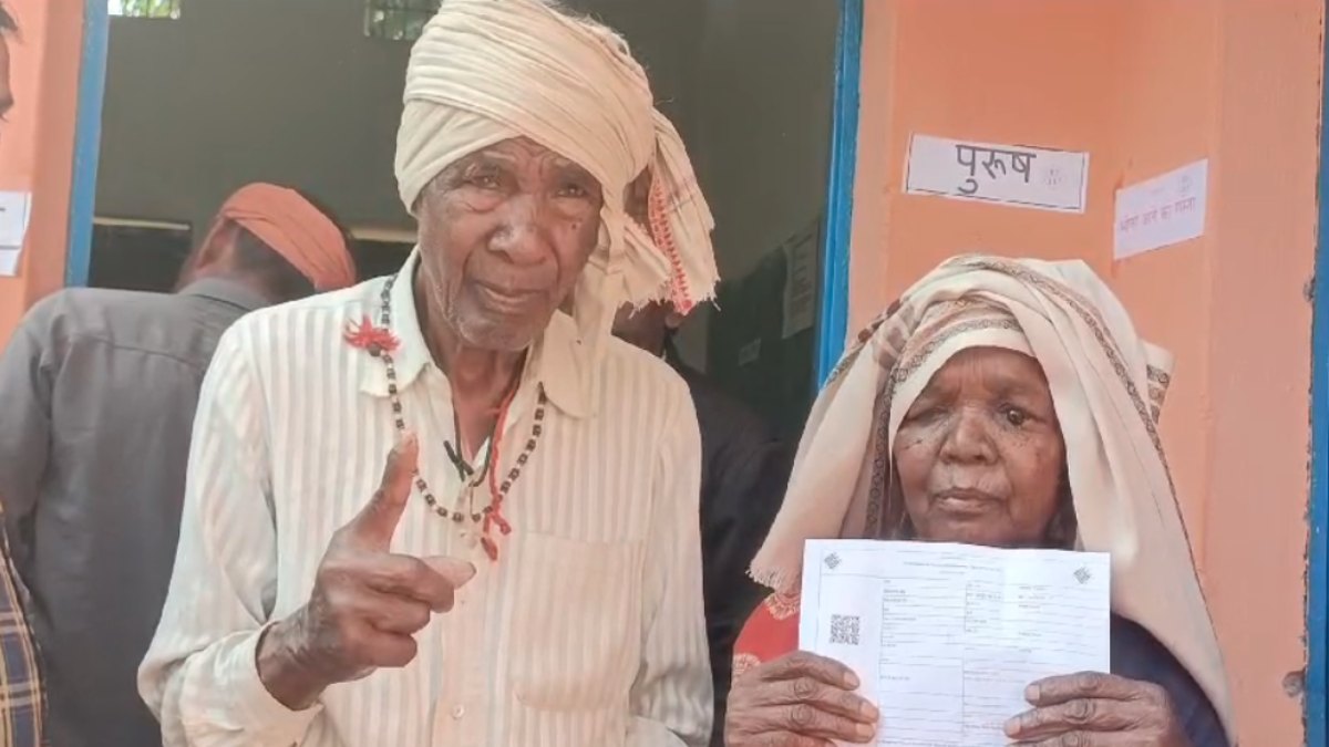 दिल को सुकून पहुंचाने वाली चुनावी तस्वीर : नेत्रहीन पत्नी को लाठी के सहारे लेकर वोटिंग करने मतदान केंद्र पहुंचा बुजुर्ग पति