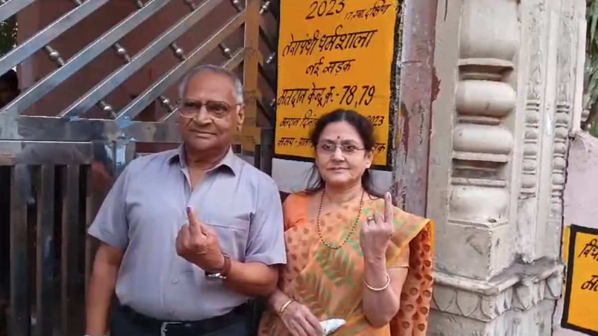 MP Election Voting 2023 : भाजपा सांसद विवेक नारायण शेजवलकर ने पत्नी के साथ डाला वोट, BJP प्रत्याशी और पूर्व मंत्री बालकृष्ण पाटीदार ने भी दिया मतदान