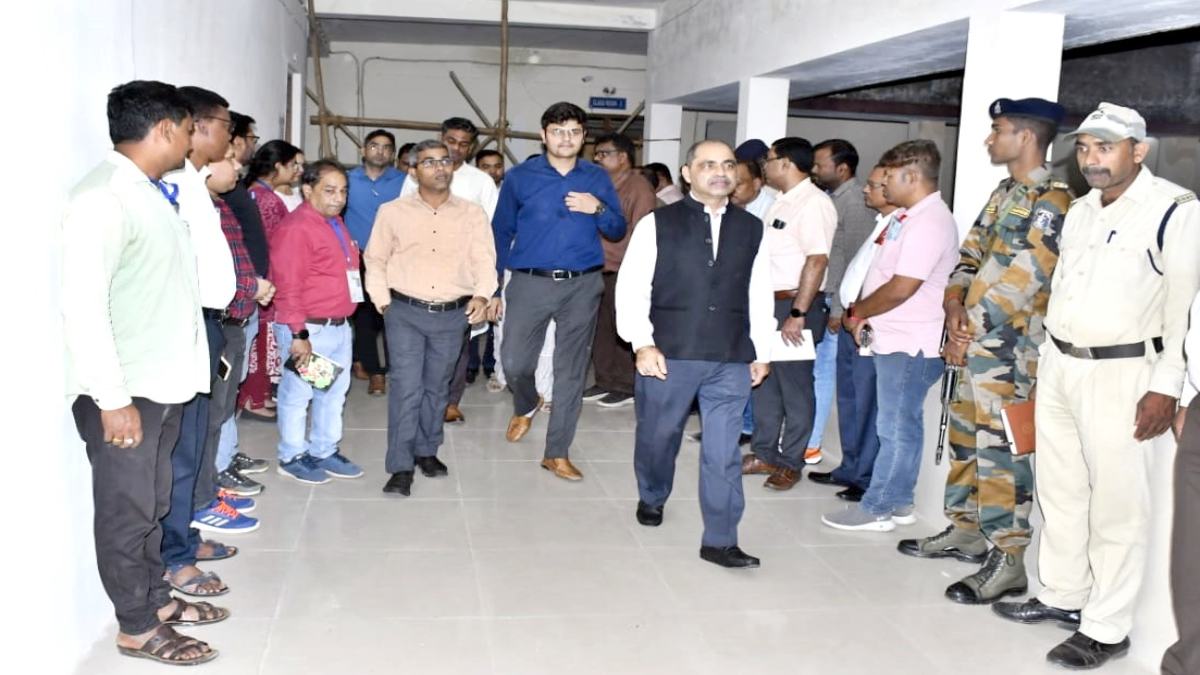 CG ELECTION 2023 : सामान्य प्रेक्षक और पुलिस प्रेक्षक ने किया स्ट्रॉन्ग रूम और मतगणना स्थल का निरीक्षण, जिला निर्वाचन अधिकारी भी रहे मौजूद