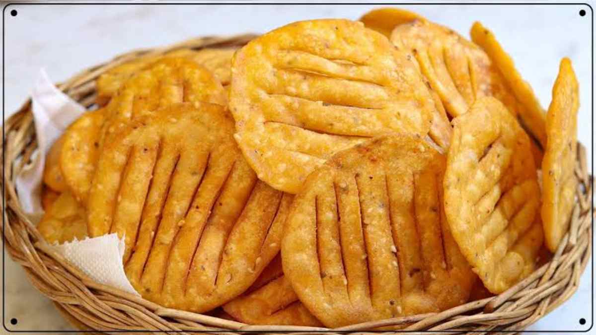 Diwali Recipe Aloo Mathri : दिवाली के लिए तलाश रहे हैं नई रेसिपी, तो इस बार बनाएं आलू मठरी, बच्चों से लेकर बड़ों तक हर किसी को आएगी पसंद
