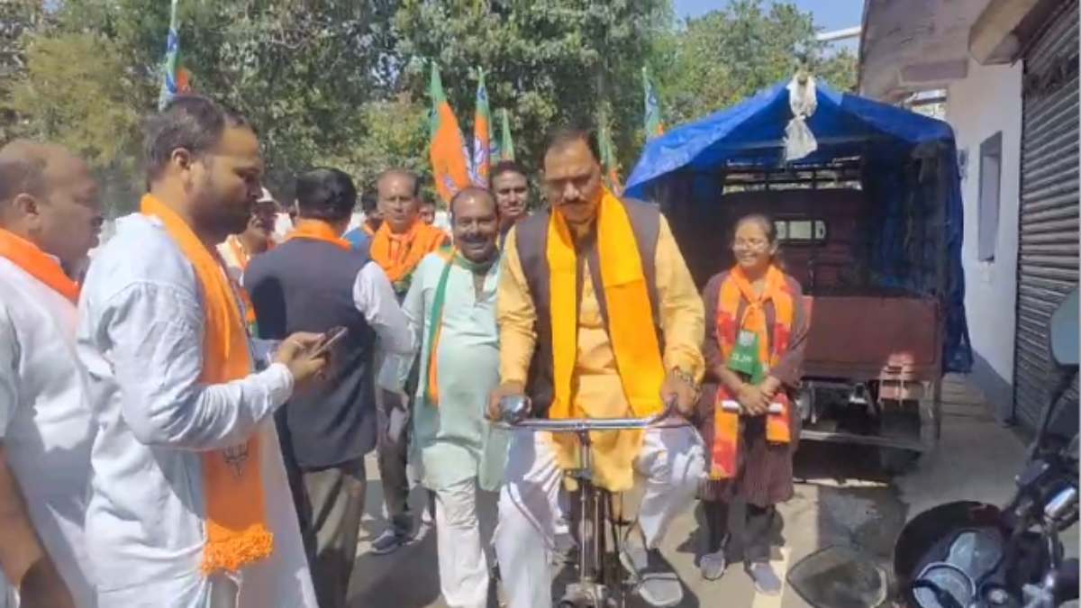 CG Assembly Election 2023 : साइकिल से प्रचार करने निकले भाजपा प्रत्याशी, देखें VIDEO…