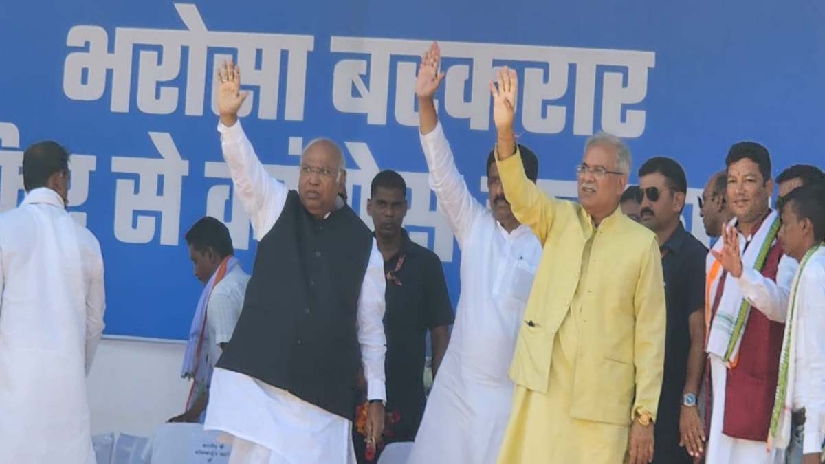 सीएम चेहरा कौन है, कांग्रेस अध्यक्ष ने दिया जवाब : सुकमा में मोदी सरकार पर बरसे खरगे, कहा – धर्म और जाति के नाम पर राजनीति कर रही भाजपा, सीएम बघेल बोले – आदिवासियों के दुश्मन हैं रमन सिंह