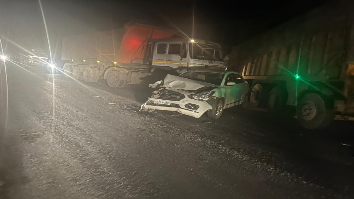 CG ACCIDENT : ट्रक ने कार को मारी ठोकर, गाड़ी के उड़े परखच्चे, बाल-बाल बचा परिवार