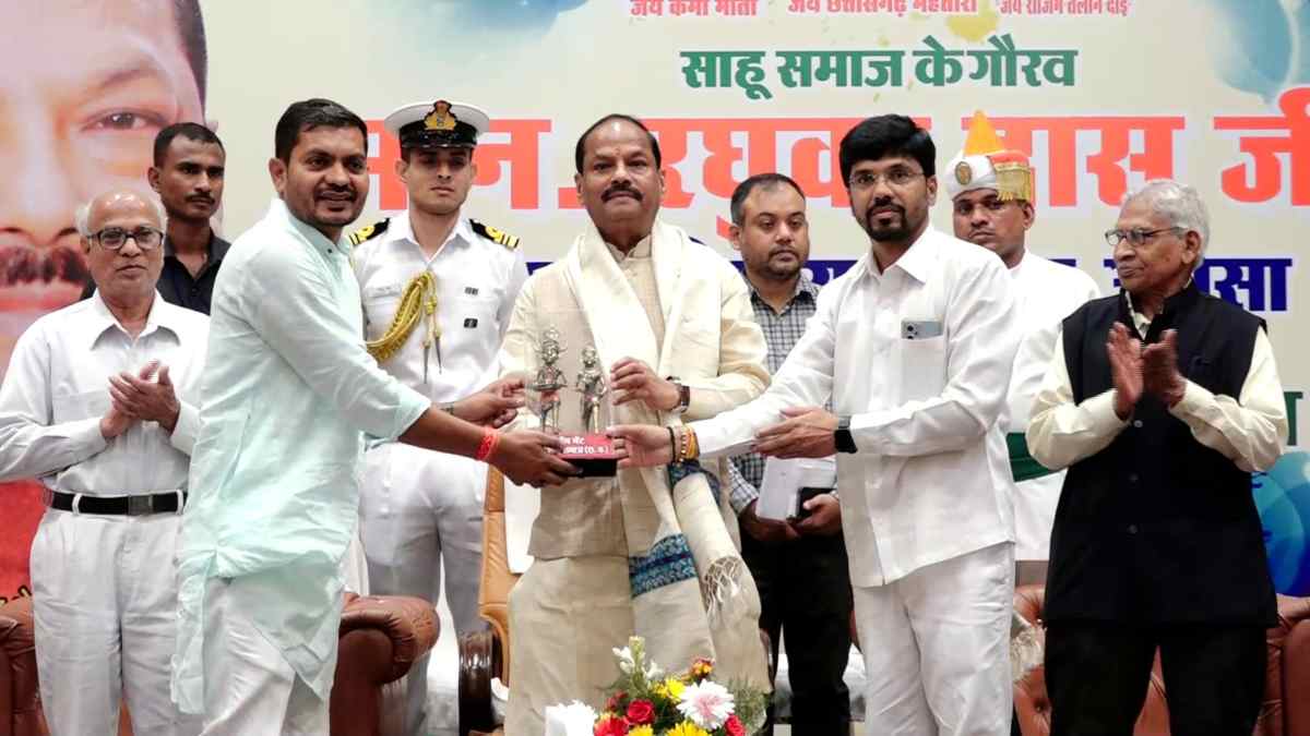 साहू समाज के अभिनंदन समारोह में शामिल हुए राज्यपाल रघुवर दास, बचपन की बातों को याद कर हुए भावुक
