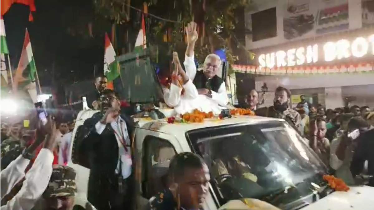 सीएम भूपेश बघेल के रोड शो में जगह-जगह हुआ फूलों से स्वागत, CM ने भाजपा पर साधा निशाना, कहा- जनता के लिए क्या करेंगे ये भी नहीं बता पाए…