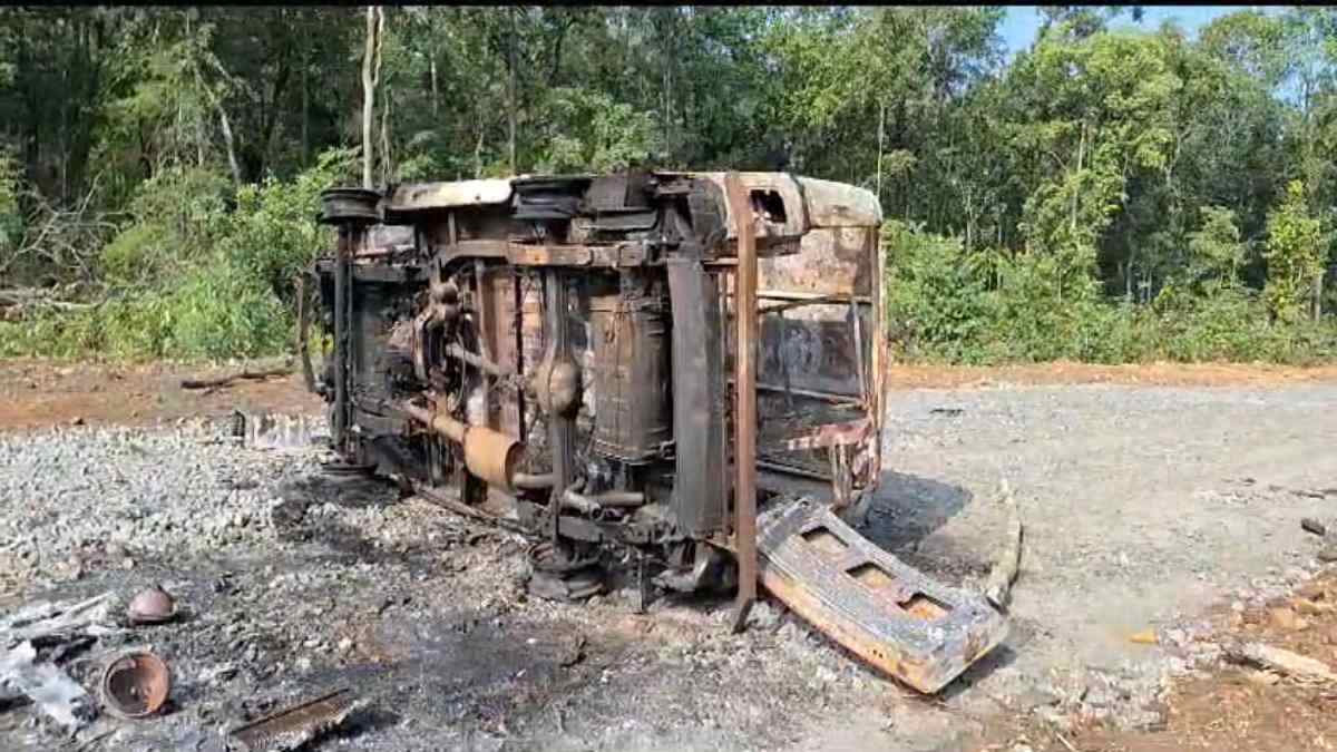 नक्सलियों की कायराना करतूत : ग्रामीणों को लेकर लौट रही 2 वाहनों को किया आग के हवाले, मतदान को प्रभावित करने लगातार दे रहे घटनाओं को अंजाम