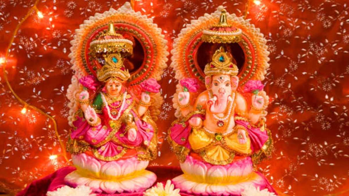 Diwali 2023 : दिवाली पर गणेश-लक्ष्मी की मूर्ति लेते समय रखें इन बातों का खास ख्याल, प्रसन्न होंगी मां लक्ष्मी