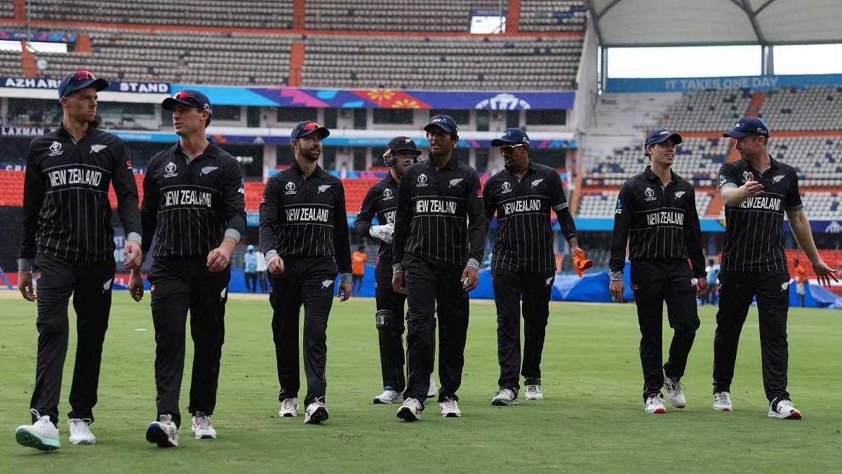 ICC CWC 2023 NZ vs PAK: पाकिस्तान के खिलाफ महत्वपूर्ण मुकाबले से पहले कीवी टीम को लगा बड़ा झटका, ये तेज गेंदबाज टूर्नामेंट से हुआ बाहर
