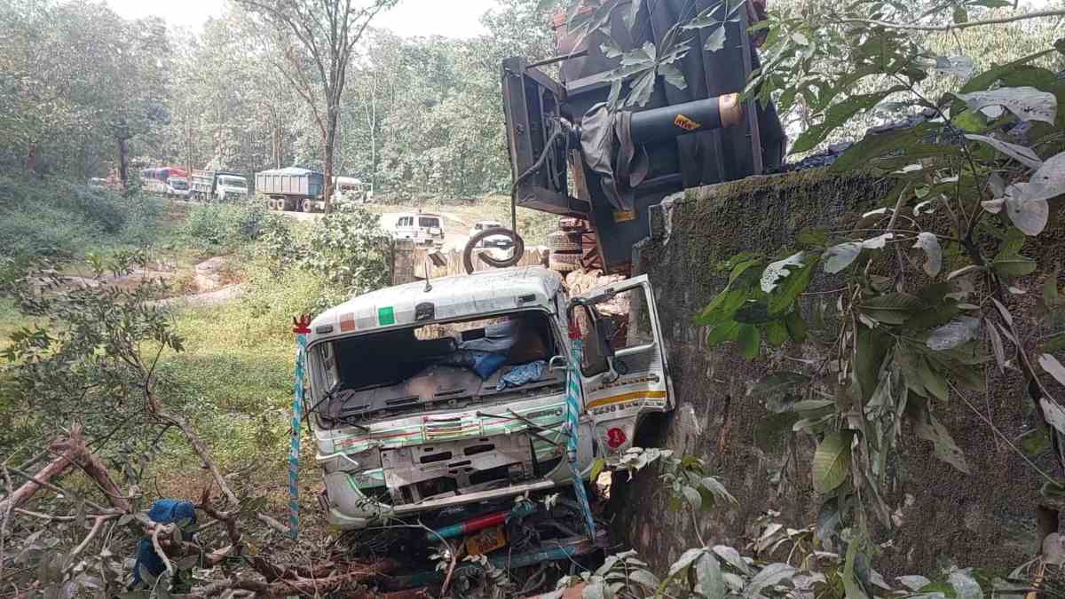 CG BREAKING : अनियंत्रित होकर पलटा कोयले से भरा ट्रेलर, स्टेट हाइवे जाम, लगी वाहनों की लंबी लाइन