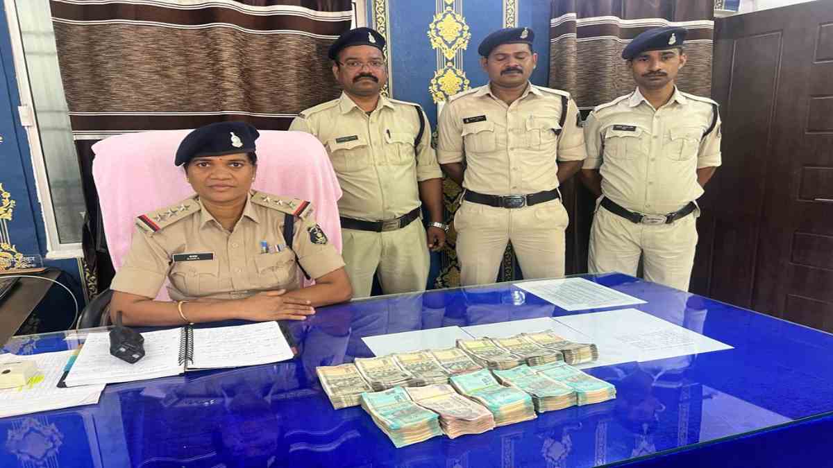 CG News : चेकिंग के दौरान पुलिस को मिली बड़ी कामयाबी, 15 लाख कैश और 1 किलो चांदी जब्त