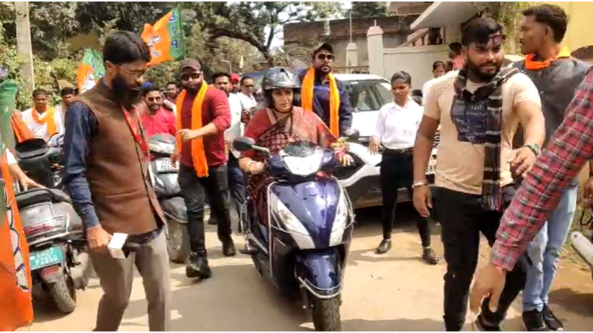 CG Assembly Election 2023 : केंद्रीय मंत्री स्मृति ईरानी खुद स्कूटी चलाकर भाजपा का प्रचार करने निकली, देखें VIDEO …