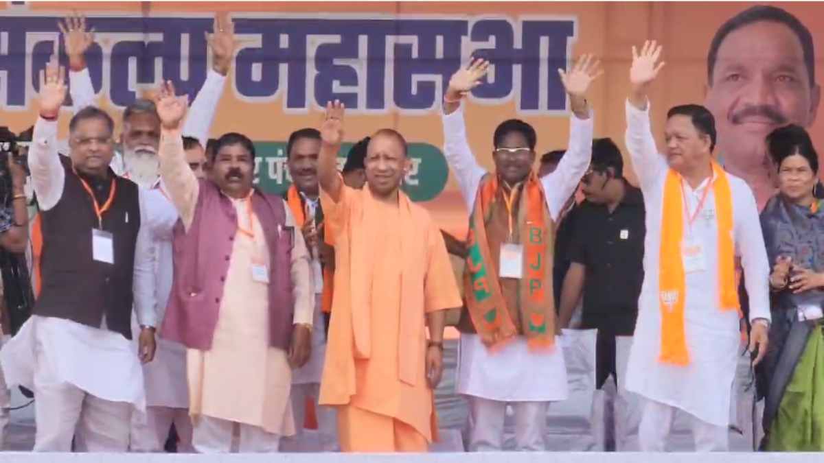 बस्तर में योगी ने ली चुनावी सभा, कहा – कांग्रेस सरकार ने किया केंद्र के पैसों का बंदरबाट, भाजपा सरकार बनने पर छत्तीसगढ़वासियों को प्रभु श्रीराम के कराएंगे दर्शन