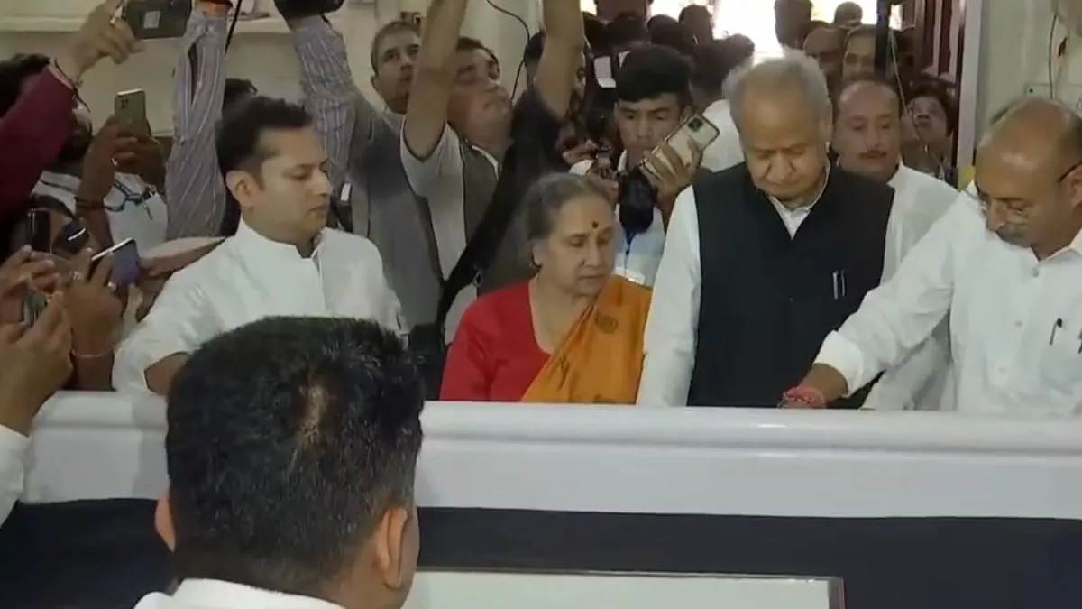 Rajasthan Assembly Election 2023 : बहन का आशीर्वाद लेकर सीएम अशोक गहलोत ने दाखिल किया नामांकन