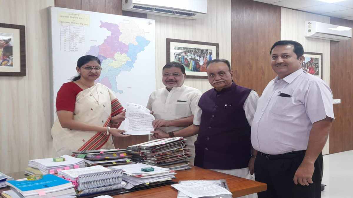 मुख्य निर्वाचन अधिकारी से मिले भाजपा नेता, कहा – बस्तर में मतदान के लिए हो कड़ी सुरक्षा व्यवस्था