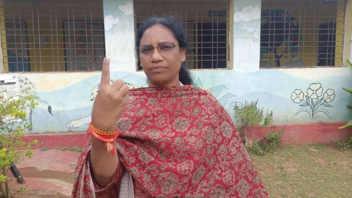 Chhattisgarh Phase First Voting : भाजपा प्रत्याशी लता उसेंडी पहुंची मंदिर, पूजा अर्चना कर सबसे पहले किया मतदान