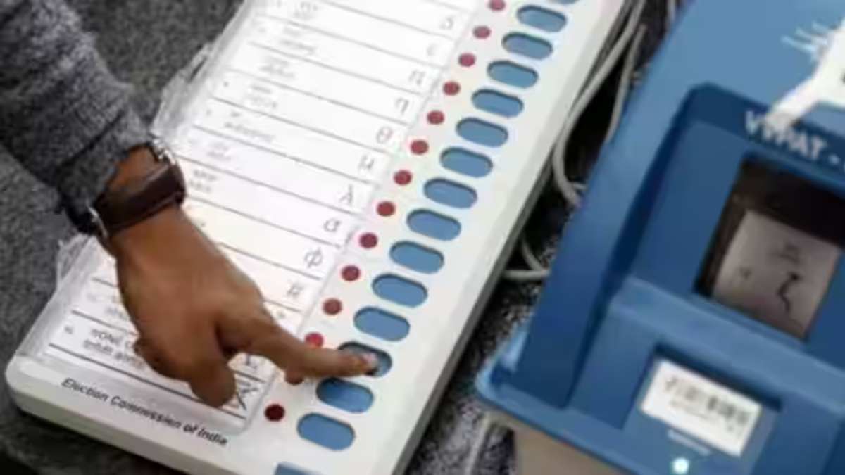 CG ELECTION BREAKING : प्रदेश के कई मतदान केंद्रों में EVM मशीन खराब, पोलिंग बूथ के बाहर मतदाताओं की लगी लंबी लाइन