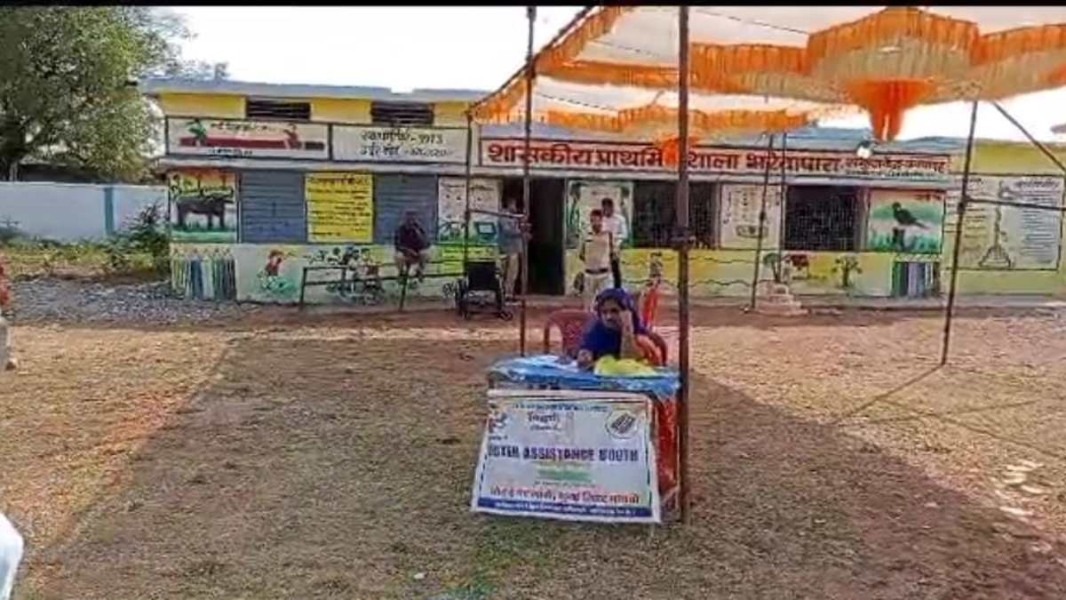 CG ELECTION 2023 : CG में एक गांव ऐसा भी जहां नहीं पड़ा एक भी वोट, मतदान केंद्र के बाहर सन्नाटा, वोटरों का इंतजार करते रहे पोलिंग एजेंट