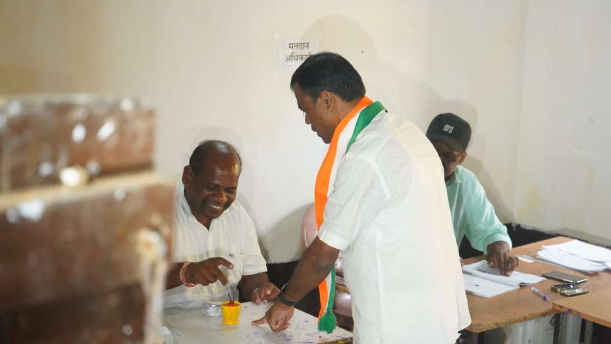 Chhattisgarh Elections 2023 : चित्रकोट से कांग्रेस प्रत्याशी दीपक बैज ने किया मतदान, कहा – सभी सीटों पर शांतिपूर्ण हो रहा मतदान