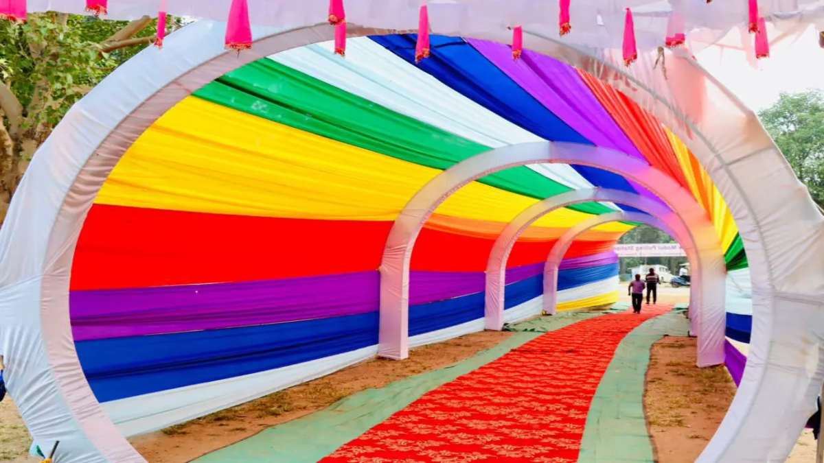 Chhattisgarh Election Voting : पखांजूर में बना देश का पहला रेनबो मतदान केंद्र, हर किसी का दिल जीत रहा यह बूथ, थर्ड जेंडरों ने किया मतदान