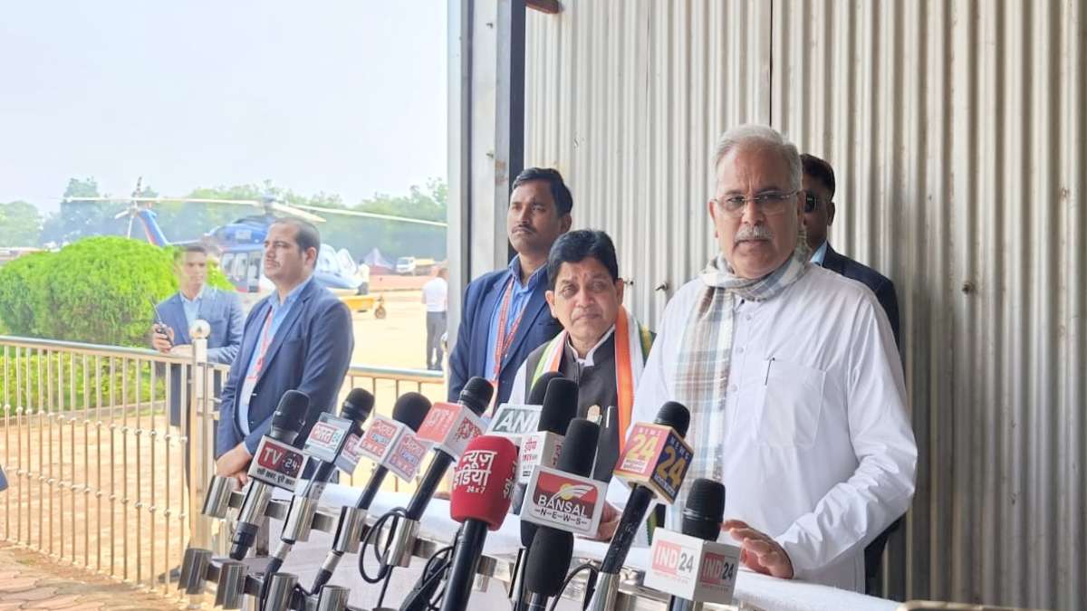 भाजपा का पहले चरण में 14 सीट जीतने के दावे पर CM बघेल बोले – फेंकना है तो ज्यादा फेंकते, खुद की सीट नहीं बचा पा रहे रमन सिंह, ED के छापे पर दिया ये बड़ा बयान…