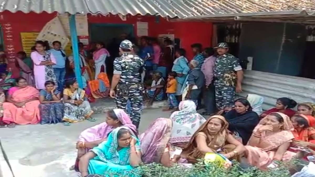 Chhattisgarh Phase first Voting : दंतेवाड़ा के इस पोलिंग बूथ में रुका मतदान, जानिए क्या है वजह…