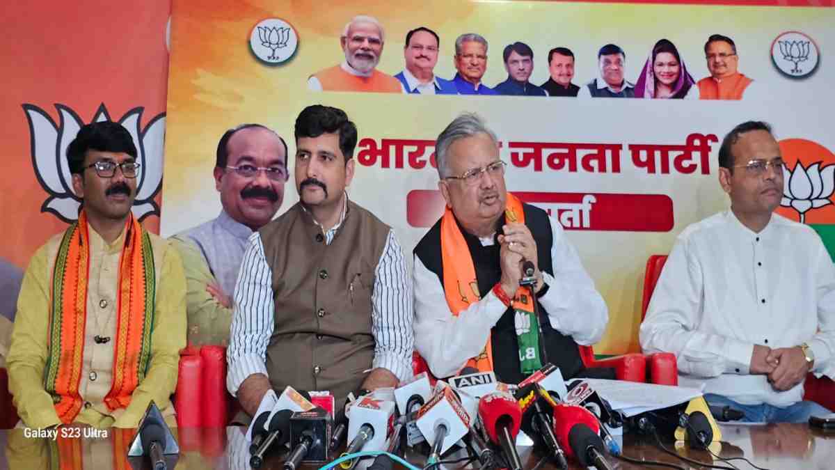 भाजपा का 20 सीटों पर जीत का दावा : BJP कार्यालय में फोड़े पटाखे, पूर्व सीएम रमन सिंह बोले – राजनांदगांव में बनेगा जीत का रिकॉर्ड, कांग्रेस के तीन मंत्री सहित प्रदेश अध्यक्ष सीट बचाने में हो रहे असफल