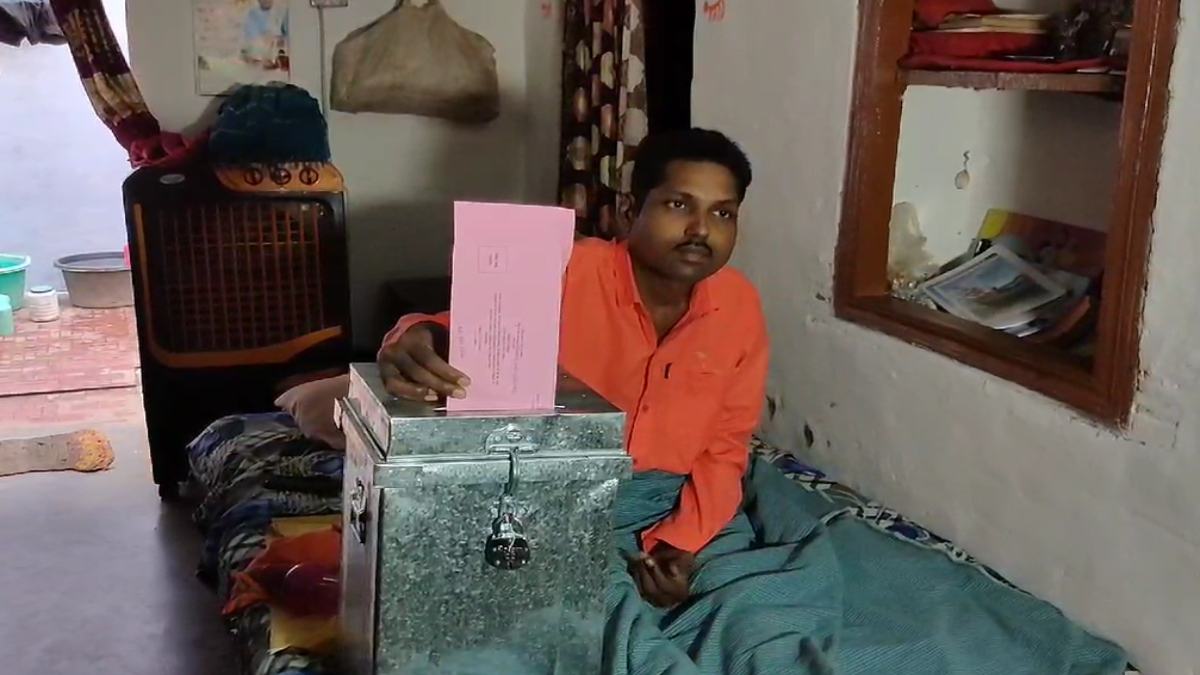 CG Election 2023: असमर्थता के बावजूद मताधिकार का सपना हुआ साकार, बालोद में 68 बुजुर्ग और दिव्यांगों ने घर से मतदान कर निभाया अपना फर्ज